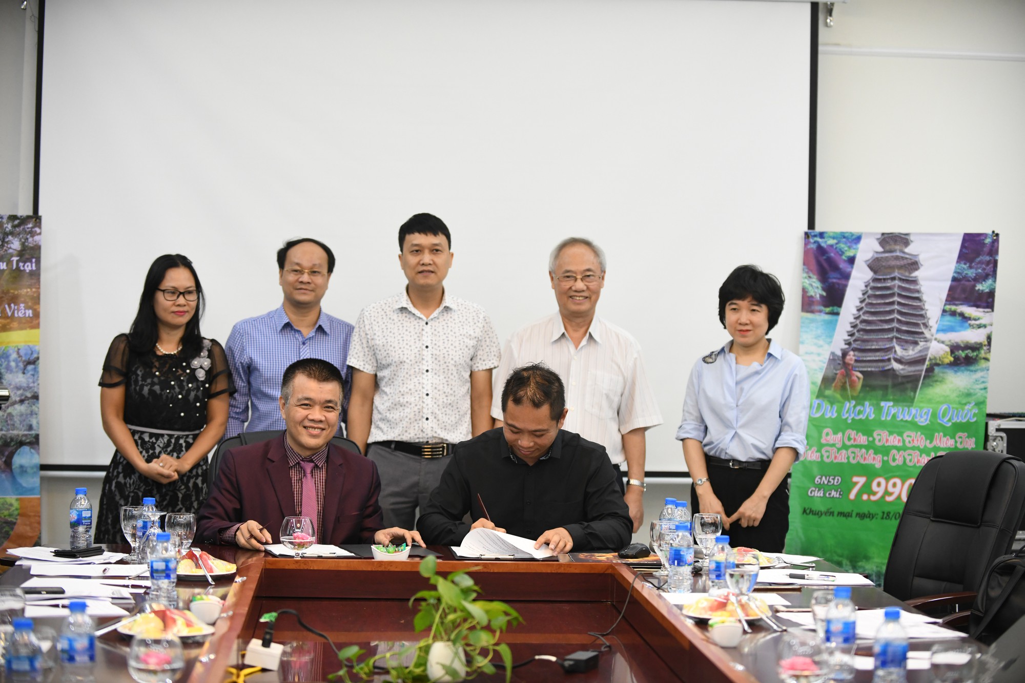 Đại diện VCTC và TikTok ký kết hợp tác